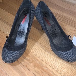 NWT Size 9 black and gray small heels